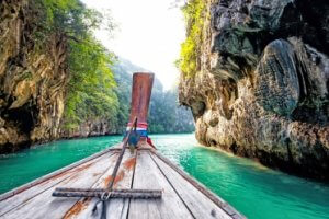 7875858-bootje-op-filipijnse-rivier