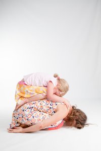 Kinderyogaoefening: salamander op rots